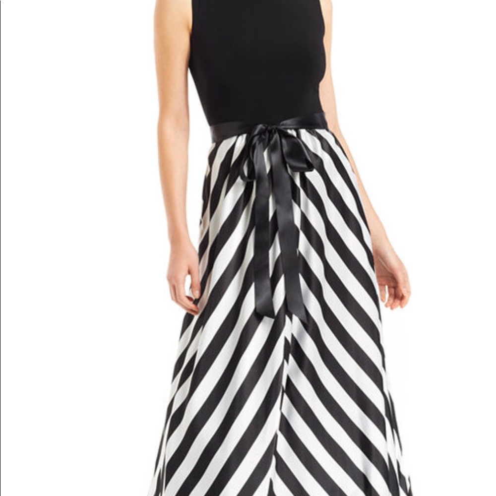 Floor length gown. Black & white. POCKETS Size 14